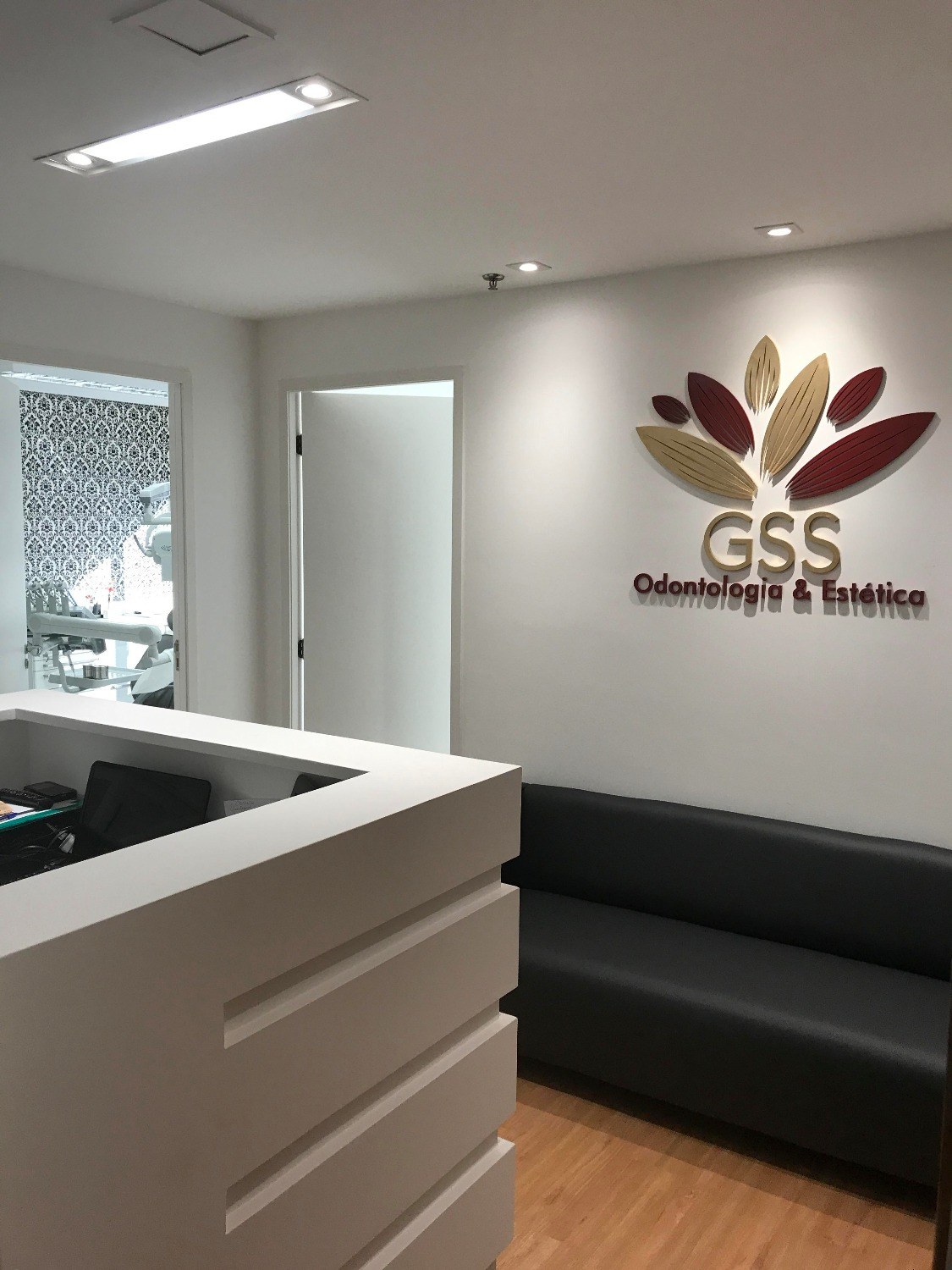 Recepção com a marca GSS na parede